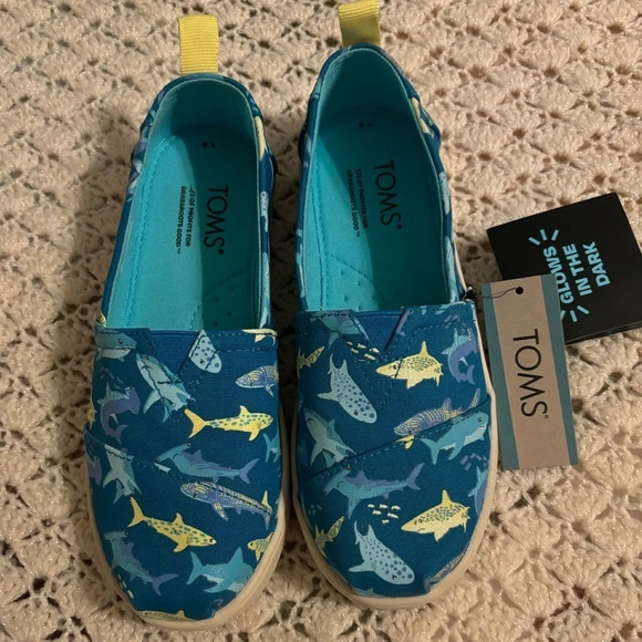 TOMS Shark Glow-in-the-Dark Slip On Shoes Youth Alpargata Sharks - Picture 2 of 8